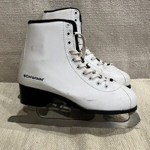 Schwinn adult size 5 (240mm) figure ice Skates -felt inner lining padded sides